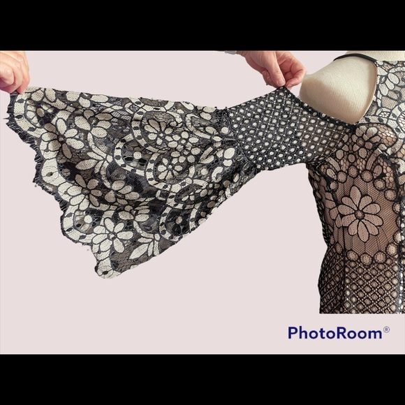 Venus black lace bell bottom sleeve top size 10 - Picture 10 of 10